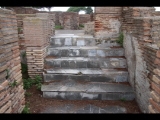 08089 ostia - regio v - insula ii - terme del filosofo (v,ii,6-7) - treppe zu raum (16) - frigidarium.jpg